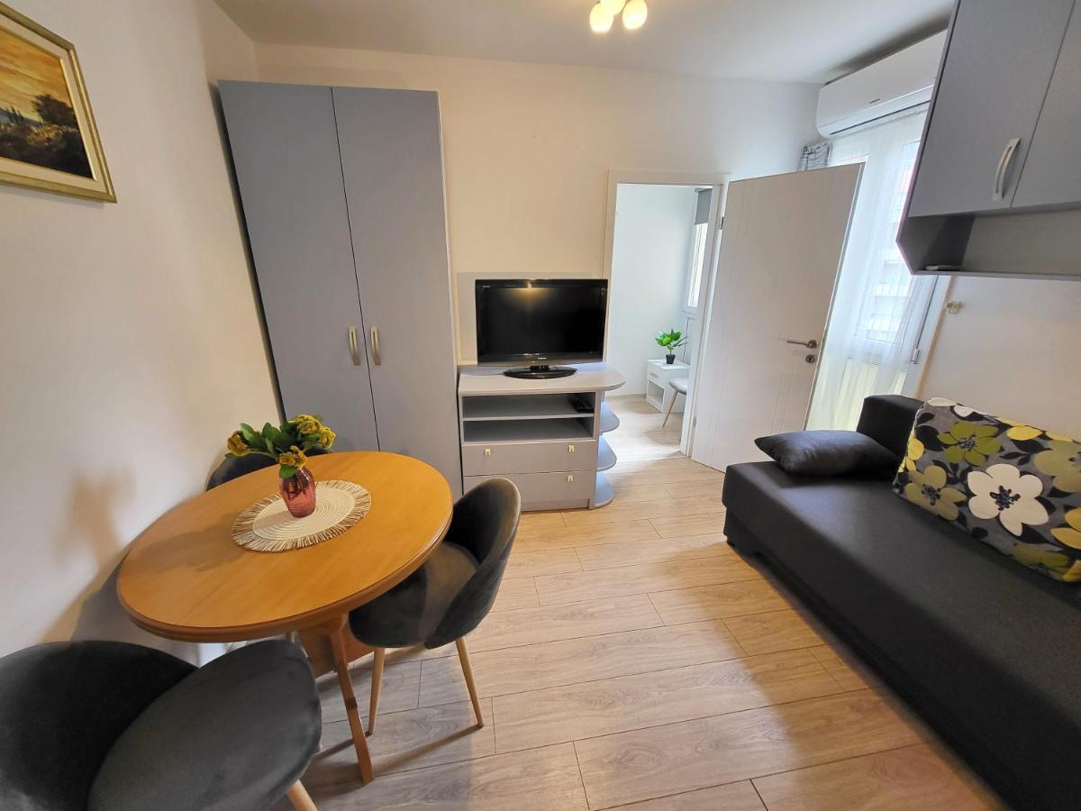Mali Apartman U Centru Makarska Esterno foto