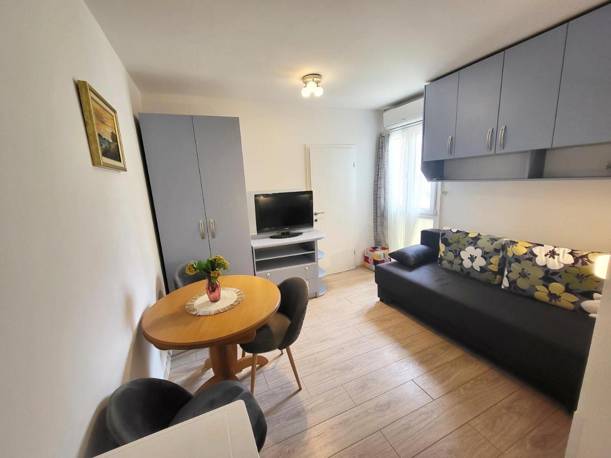 Mali Apartman U Centru Makarska Esterno foto