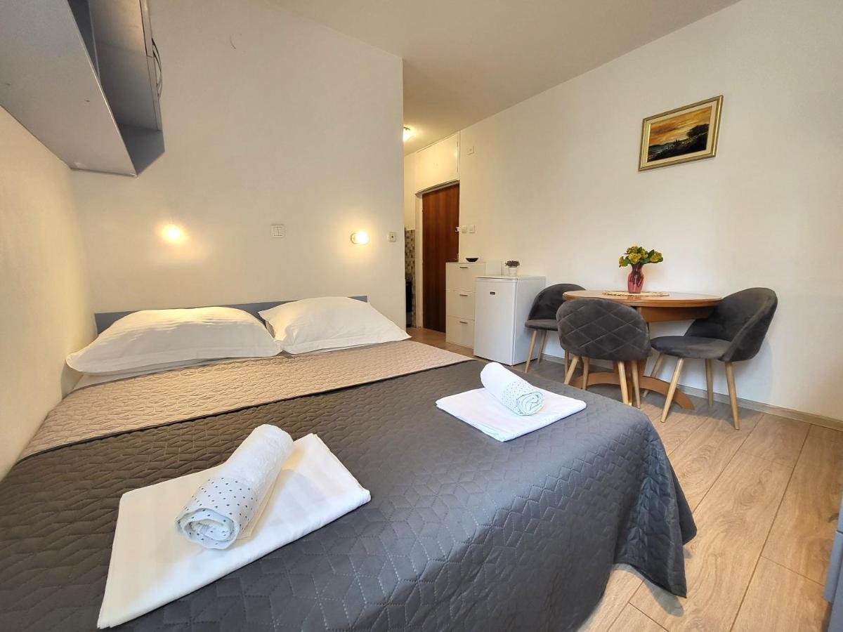 Mali Apartman U Centru Makarska Esterno foto