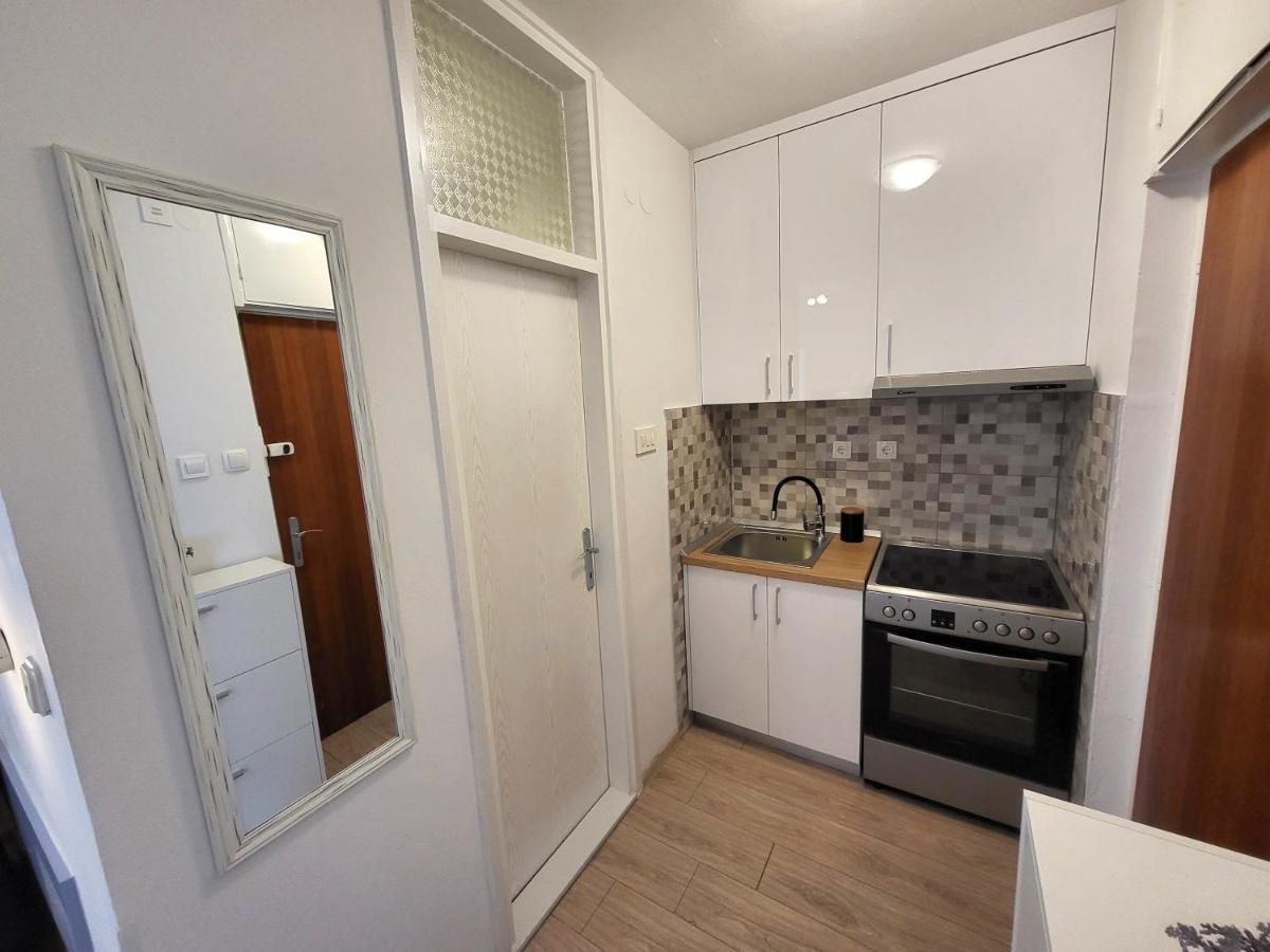 Mali Apartman U Centru Makarska Esterno foto