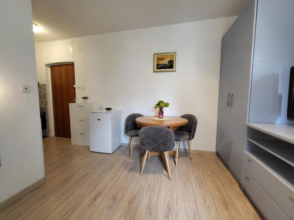 Mali Apartman U Centru Makarska Esterno foto